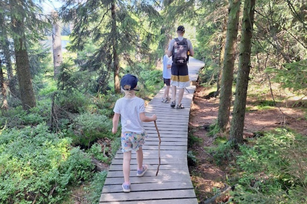 Dit is hoe je kleine beweegmomenten laat passen in een druk gezinsleven - Kidshoekje.nl