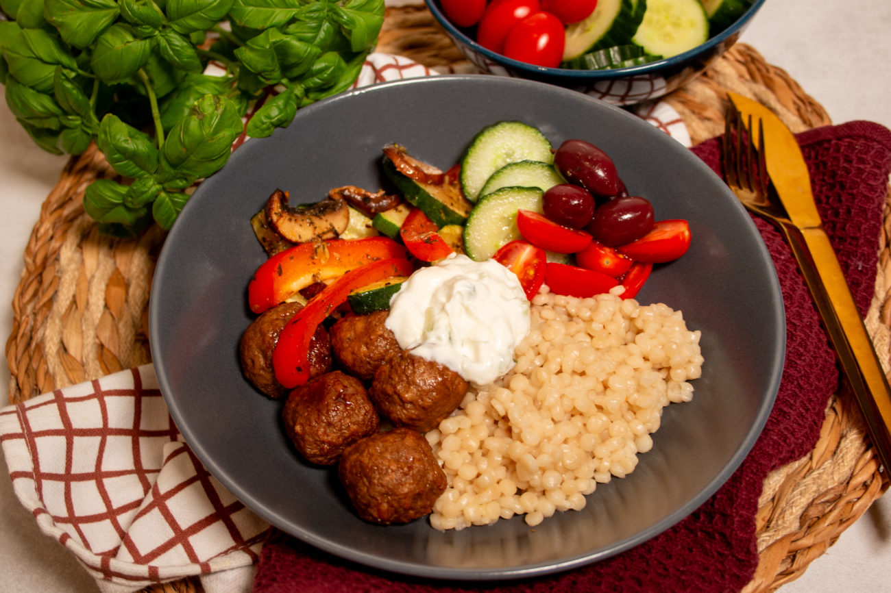 Mediterraanse Bowl met Balletjes en Za’atar-groenten