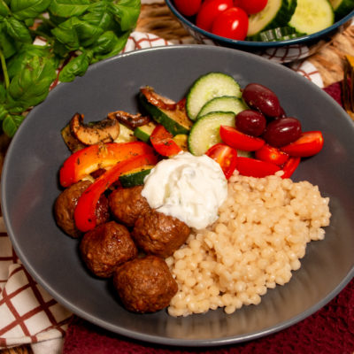 Mediterraanse Bowl met Balletjes en Za’atar-groenten - Kidshoekje.nl