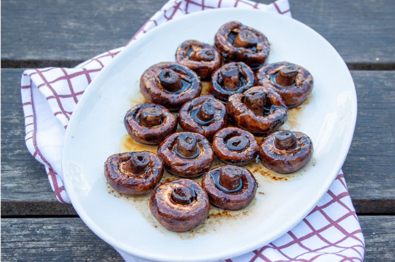 Teriyaki knoflook champignons van de barbecue