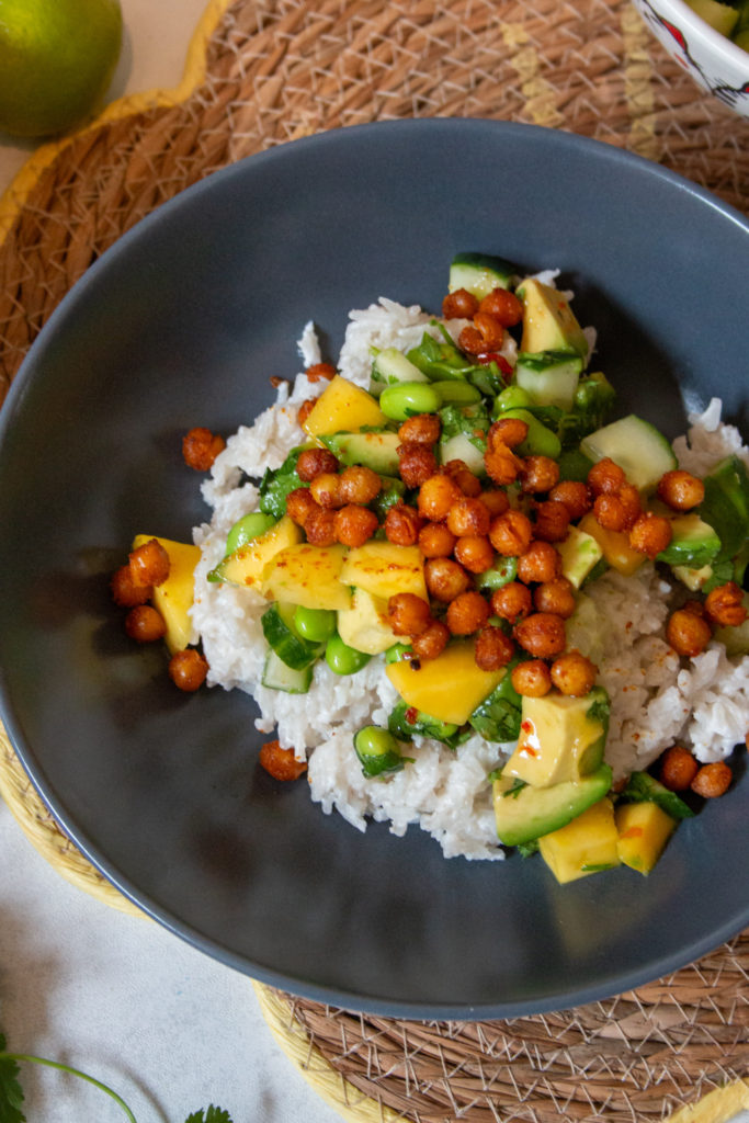 Mango en Krokante Kikkerwten Salade met Kokosrijst