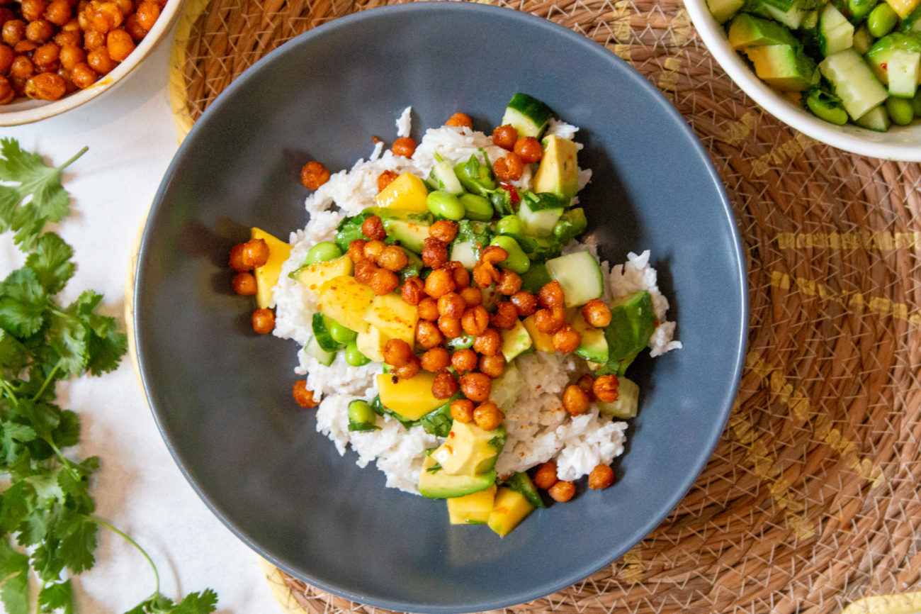 Mango Salade met Krokante Kikkererwten en Kokosrijst
