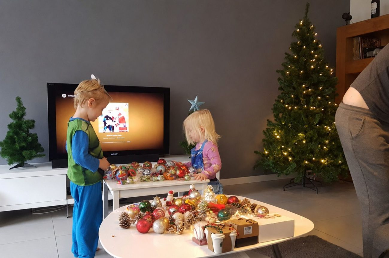 Kerstboom versieren met kinderen zo maak je er samen een feest van - Kidshoekje.nl