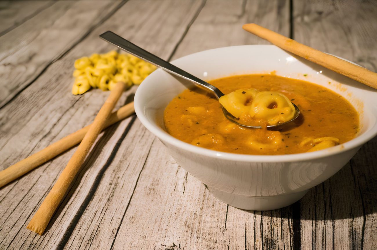 Tomaten Tortellini Soep: romig, snel en voor het hele gezin