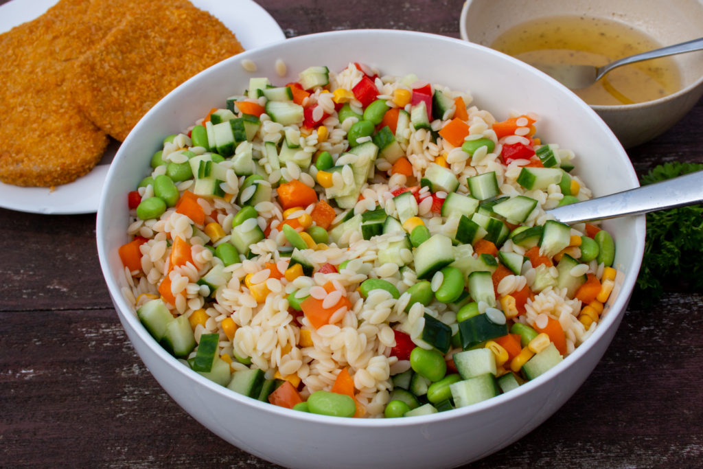 Zomerse Regenboog Orzo Salade - Kidshoekje.nl