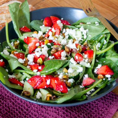 Zomerse Salade met Aardbeien, Feta en Pistache - Kidshoekje.nl